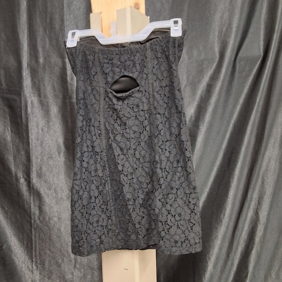 Elegant Black Lace Strapless Dress - Picture 4 of 8